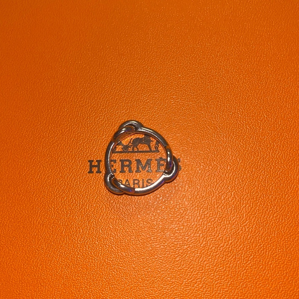 authentic silver knot size 6 ring excellent condition.
Hermes